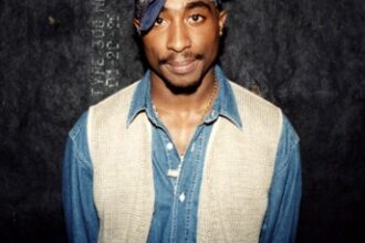 Zdjęcie przedstawiające 2Pac. InterpretacjePiosenek.pl - Największa baza interpretacji piosenek w Polsce.