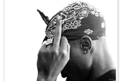 Zdjęcie przedstawiające 2Pac. InterpretacjePiosenek.pl - Największa baza interpretacji piosenek w Polsce.