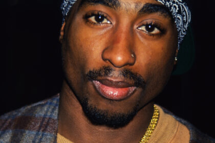 Zdjęcie przedstawiające 2Pac. InterpretacjePiosenek.pl - Największa baza interpretacji piosenek w Polsce.