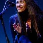 Zdjęcie przedstawiające Alanis Morissette. InterpretacjePiosenek.pl - Największa baza interpretacji piosenek w Polsce.