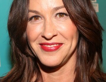 Zdjęcie przedstawiające Alanis Morissette. InterpretacjePiosenek.pl - Największa baza interpretacji piosenek w Polsce.