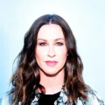 Zdjęcie przedstawiające Alanis Morissette. InterpretacjePiosenek.pl - Największa baza interpretacji piosenek w Polsce.