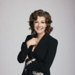 Zdjęcie przedstawiające Amy Grant. InterpretacjePiosenek.pl - Największa baza interpretacji piosenek w Polsce.