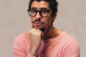 Zdjęcie przedstawiające Bad Bunny. InterpretacjePiosenek.pl - Największa baza interpretacji piosenek w Polsce.