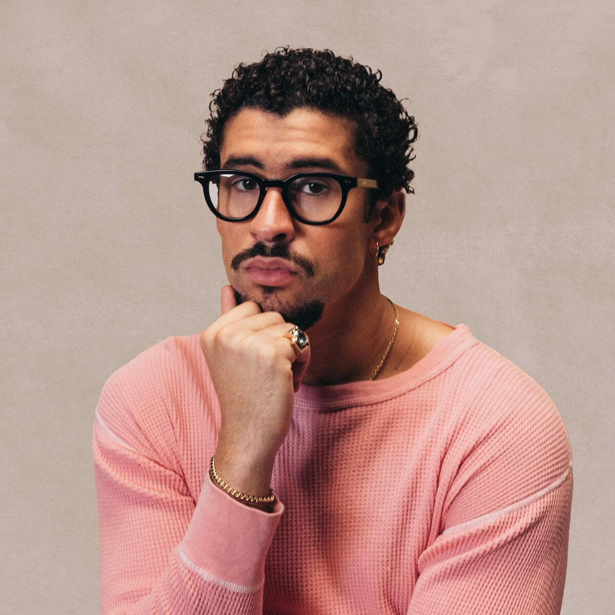 Zdjęcie przedstawiające Bad Bunny. InterpretacjePiosenek.pl - Największa baza interpretacji piosenek w Polsce.