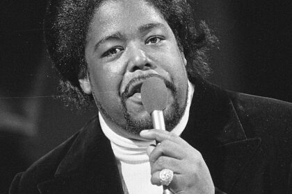 Zdjęcie przedstawiające Barry White. InterpretacjePiosenek.pl - Największa baza interpretacji piosenek w Polsce.