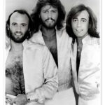 Zdjęcie przedstawiające Bee Gees. InterpretacjePiosenek.pl - Największa baza interpretacji piosenek w Polsce.