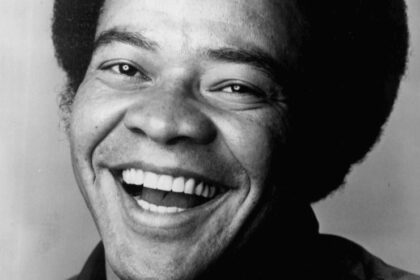 Zdjęcie przedstawiające Bill Withers. InterpretacjePiosenek.pl - Największa baza interpretacji piosenek w Polsce.