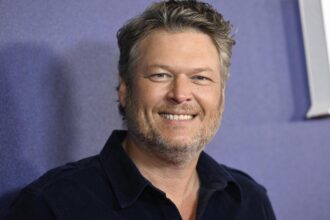 Zdjęcie przedstawiające Blake Shelton. InterpretacjePiosenek.pl - Największa baza interpretacji piosenek w Polsce.
