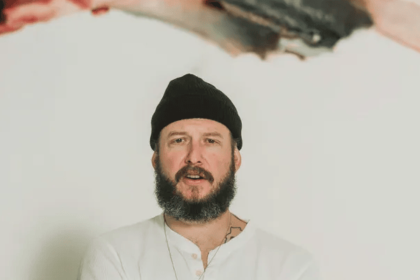 Zdjęcie przedstawiające Bon Iver. InterpretacjePiosenek.pl - Największa baza interpretacji piosenek w Polsce.