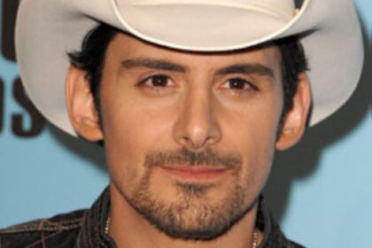 Zdjęcie przedstawiające Brad Paisley. InterpretacjePiosenek.pl - Największa baza interpretacji piosenek w Polsce.