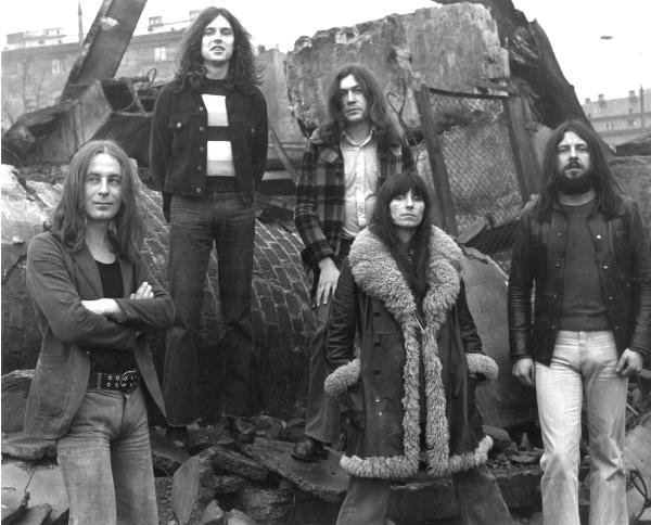 Zdjęcie przedstawiające Breakout. InterpretacjePiosenek.pl - Największa baza interpretacji piosenek w Polsce.