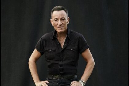 Zdjęcie przedstawiające Bruce Springsteen. InterpretacjePiosenek.pl - Największa baza interpretacji piosenek w Polsce.
