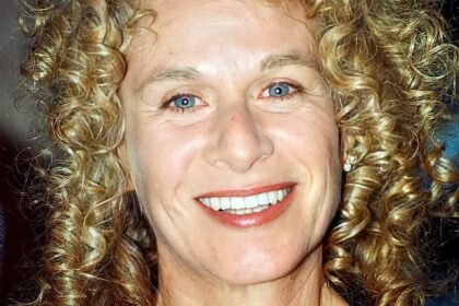 Zdjęcie przedstawiające Carole King. InterpretacjePiosenek.pl - Największa baza interpretacji piosenek w Polsce.