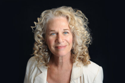 Zdjęcie przedstawiające Carole King. InterpretacjePiosenek.pl - Największa baza interpretacji piosenek w Polsce.