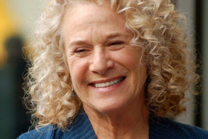 Zdjęcie przedstawiające Carole King. InterpretacjePiosenek.pl - Największa baza interpretacji piosenek w Polsce.