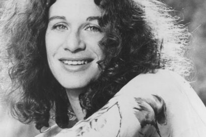 Zdjęcie przedstawiające Carole King. InterpretacjePiosenek.pl - Największa baza interpretacji piosenek w Polsce.