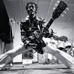 Zdjęcie przedstawiające Chuck Berry. InterpretacjePiosenek.pl - Największa baza interpretacji piosenek w Polsce.