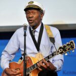 Zdjęcie przedstawiające Chuck Berry. InterpretacjePiosenek.pl - Największa baza interpretacji piosenek w Polsce.