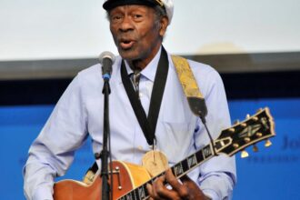 Zdjęcie przedstawiające Chuck Berry. InterpretacjePiosenek.pl - Największa baza interpretacji piosenek w Polsce.