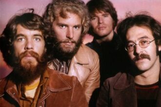 Zdjęcie przedstawiające Creedence Clearwater Revival. InterpretacjePiosenek.pl - Największa baza interpretacji piosenek w Polsce.