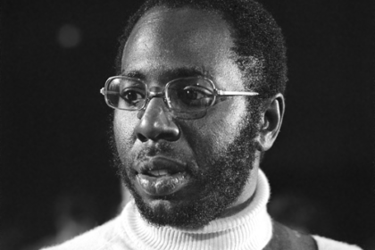 Zdjęcie przedstawiające Curtis Mayfield. InterpretacjePiosenek.pl - Największa baza interpretacji piosenek w Polsce.
