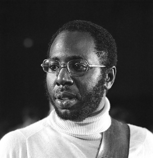 Zdjęcie przedstawiające Curtis Mayfield. InterpretacjePiosenek.pl - Największa baza interpretacji piosenek w Polsce.