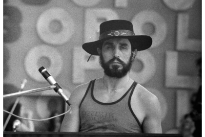 Zdjęcie przedstawiające Czesław Niemen. InterpretacjePiosenek.pl - Największa baza interpretacji piosenek w Polsce.