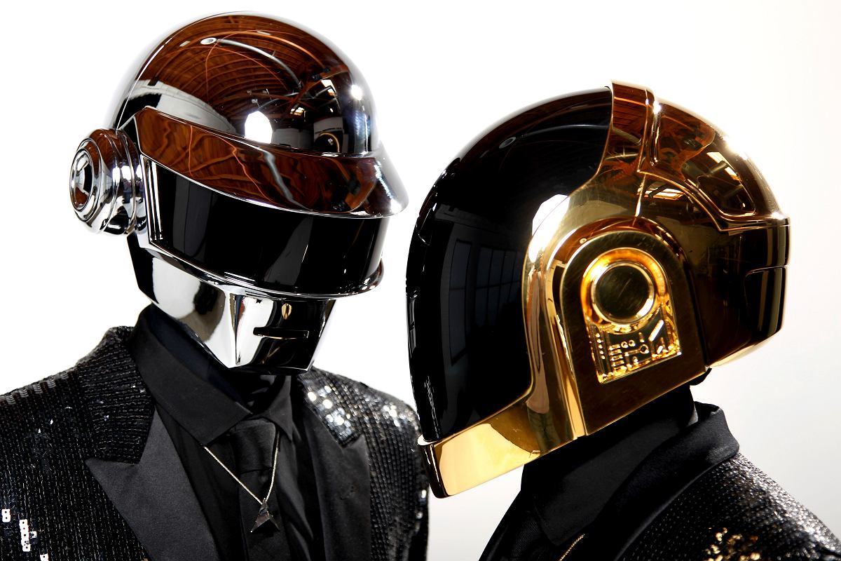 Zdjęcie przedstawiające Daft Punk. InterpretacjePiosenek.pl - Największa baza interpretacji piosenek w Polsce.