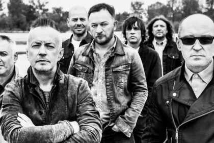 Zdjęcie przedstawiające De Mono. InterpretacjePiosenek.pl - Największa baza interpretacji piosenek w Polsce.