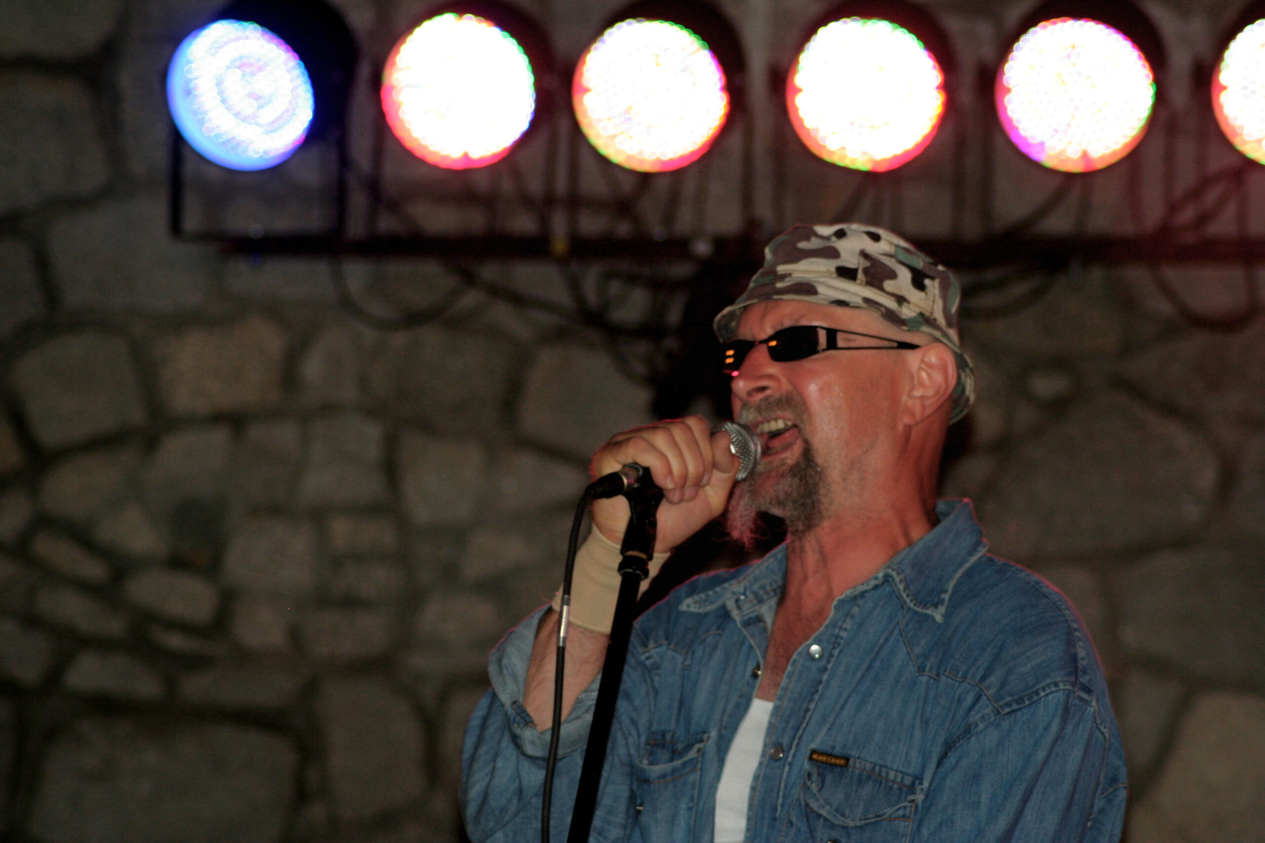 Zdjęcie przedstawiające De Press. InterpretacjePiosenek.pl - Największa baza interpretacji piosenek w Polsce.