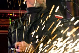 Zdjęcie przedstawiające De Press. InterpretacjePiosenek.pl - Największa baza interpretacji piosenek w Polsce.