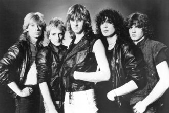 Zdjęcie przedstawiające Def Leppard. InterpretacjePiosenek.pl - Największa baza interpretacji piosenek w Polsce.