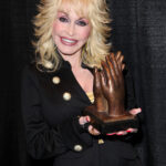 Zdjęcie przedstawiające Dolly Parton. InterpretacjePiosenek.pl - Największa baza interpretacji piosenek w Polsce.