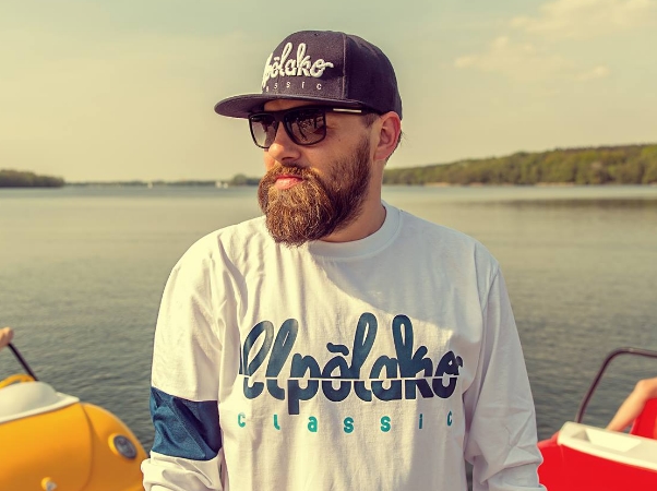 Zdjęcie przedstawiające DonGuralEsko. InterpretacjePiosenek.pl - Największa baza interpretacji piosenek w Polsce.