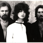 Zdjęcie przedstawiające Dwa plus jeden. InterpretacjePiosenek.pl - Największa baza interpretacji piosenek w Polsce.