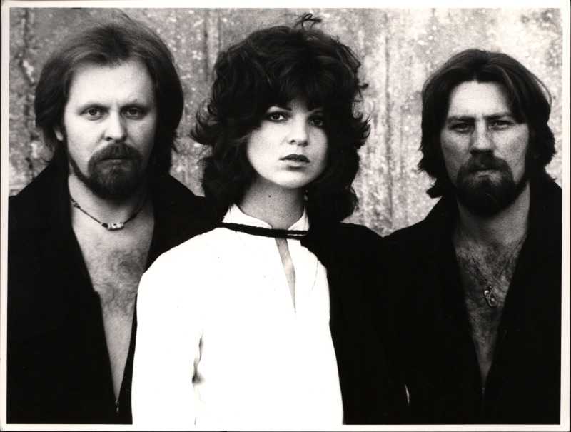 Zdjęcie przedstawiające Dwa plus jeden. InterpretacjePiosenek.pl - Największa baza interpretacji piosenek w Polsce.