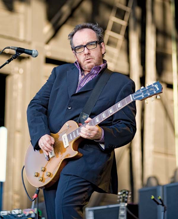 Zdjęcie przedstawiające Elvis Costello. InterpretacjePiosenek.pl - Największa baza interpretacji piosenek w Polsce.