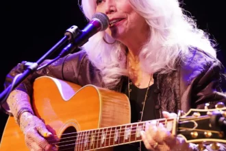 Zdjęcie przedstawiające Emmylou Harris. InterpretacjePiosenek.pl - Największa baza interpretacji piosenek w Polsce.