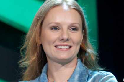 Zdjęcie przedstawiające Ewelina Flinta. InterpretacjePiosenek.pl - Największa baza interpretacji piosenek w Polsce.