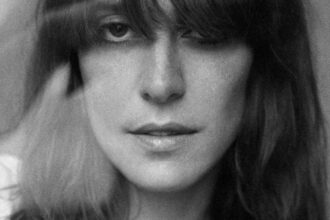 Zdjęcie przedstawiające Feist. InterpretacjePiosenek.pl - Największa baza interpretacji piosenek w Polsce.