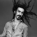 Zdjęcie przedstawiające Frank Zappa. InterpretacjePiosenek.pl - Największa baza interpretacji piosenek w Polsce.