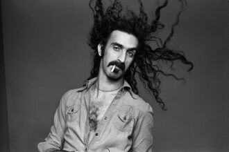 Zdjęcie przedstawiające Frank Zappa. InterpretacjePiosenek.pl - Największa baza interpretacji piosenek w Polsce.