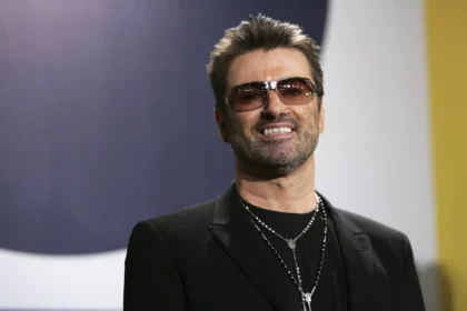 Zdjęcie przedstawiające George Michael. InterpretacjePiosenek.pl - Największa baza interpretacji piosenek w Polsce.
