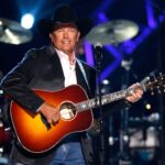 Zdjęcie przedstawiające George Strait. InterpretacjePiosenek.pl - Największa baza interpretacji piosenek w Polsce.