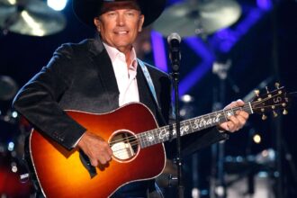 Zdjęcie przedstawiające George Strait. InterpretacjePiosenek.pl - Największa baza interpretacji piosenek w Polsce.