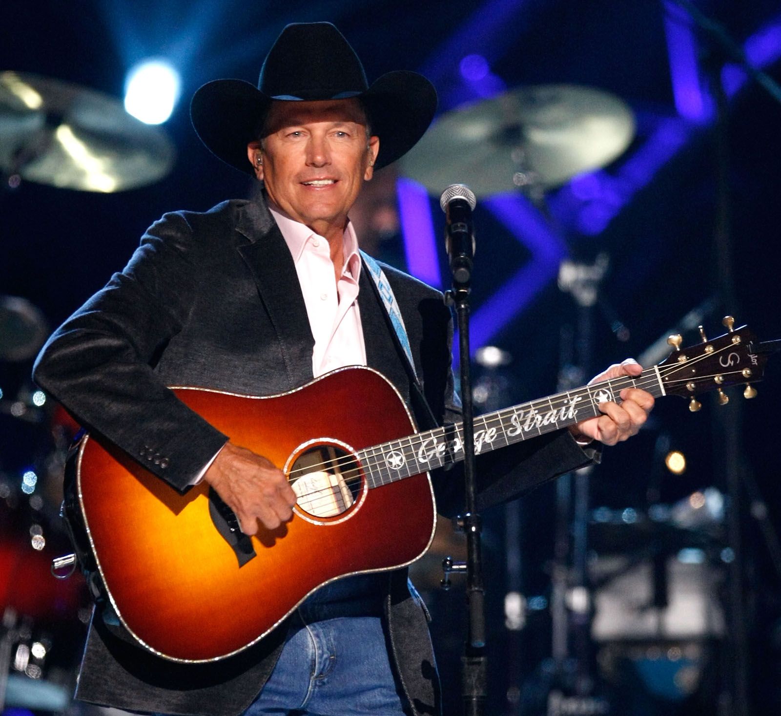 Zdjęcie przedstawiające George Strait. InterpretacjePiosenek.pl - Największa baza interpretacji piosenek w Polsce.