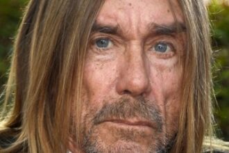 Zdjęcie przedstawiające Iggy Pop. InterpretacjePiosenek.pl - Największa baza interpretacji piosenek w Polsce.