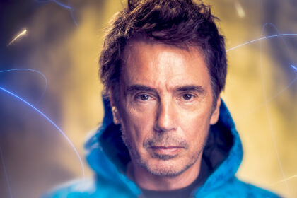 Zdjęcie przedstawiające Jean Michel Jarre. InterpretacjePiosenek.pl - Największa baza interpretacji piosenek w Polsce.