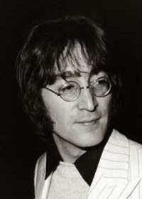 Zdjęcie przedstawiające John Lennon. InterpretacjePiosenek.pl - Największa baza interpretacji piosenek w Polsce.